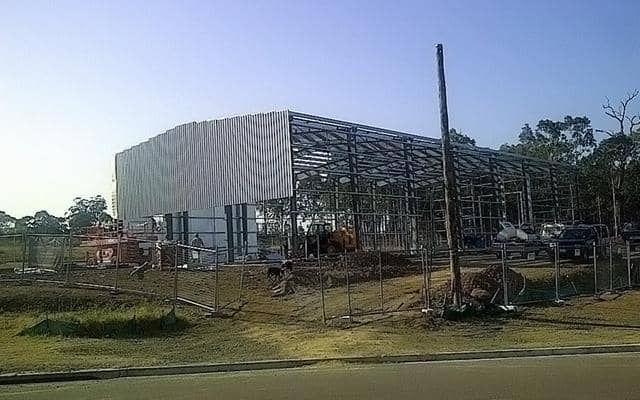 Chantier de construction d'un entrepôt à structure métallique en Australie