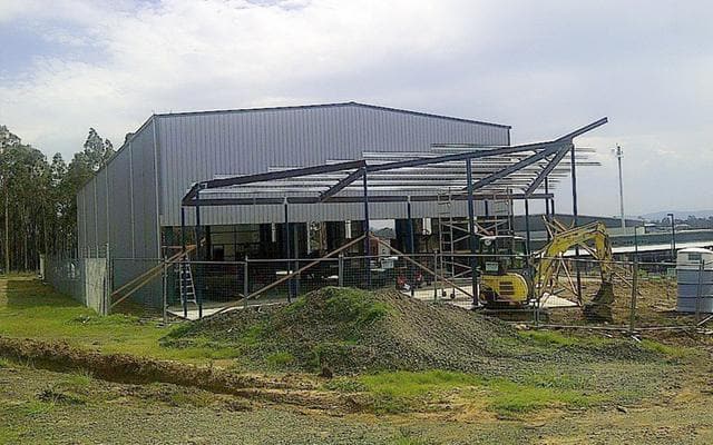 Installation sur site d'un entrepôt à structure métallique australien